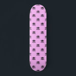 Niedliches schwarzes Schädelmuster auf rosa Hinter Skateboard<br><div class="desc">Super niedliche schwarze Schädel bilden ein Muster auf einem rosa Hintergrund.</div>