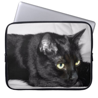Niedliches Schwarzkatzenportrait Laptopschutzhülle