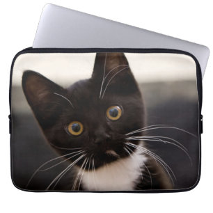 Niedliches Schwarzweiss-Tuxedo-Kätzchen Laptopschutzhülle