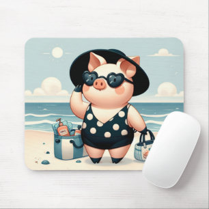 Niedliches Schwein im Punkte-Badeanzug am Strand Mousepad