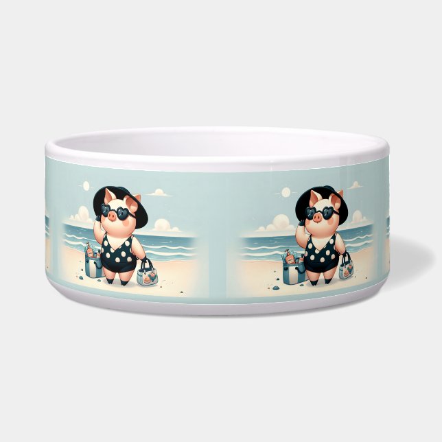 Niedliches Schwein in Polka Dot Swimsuit am Strand Napf (Vorderseite)