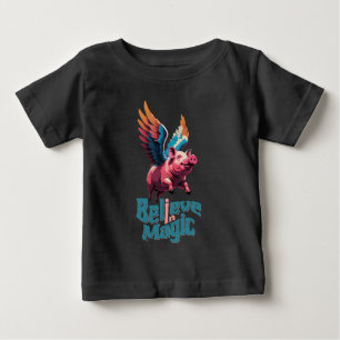 Niedliches Schwein mit farbigen Flügeln Glaube a Baby T-shirt