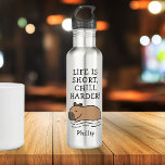 Niedliches Schwimmen Capybara Personalisiertes Zit Edelstahlflasche<br><div class="desc">Personalisierte niedliche Schwimmkapybara Illustration Stahlflaschen Design mit lustigem Text: "Das Leben ist kurz,  kühle härter!" ist geschaffen,  um Ihnen ein Lächeln ins Gesicht zu bringen.</div>