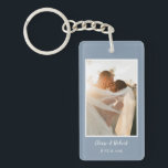 Niedliches Script Dusty Blue Wedding Anniversary F Schlüsselanhänger<br><div class="desc">Niedliches Skript Dusty Blue Wedding Foto Schlüsselkette mit Ihrem Bild und Text der Wahl,  um als Unkrautgewähr oder Hochzeitsgedächtnis an Familie oder Freunde zu geben.</div>