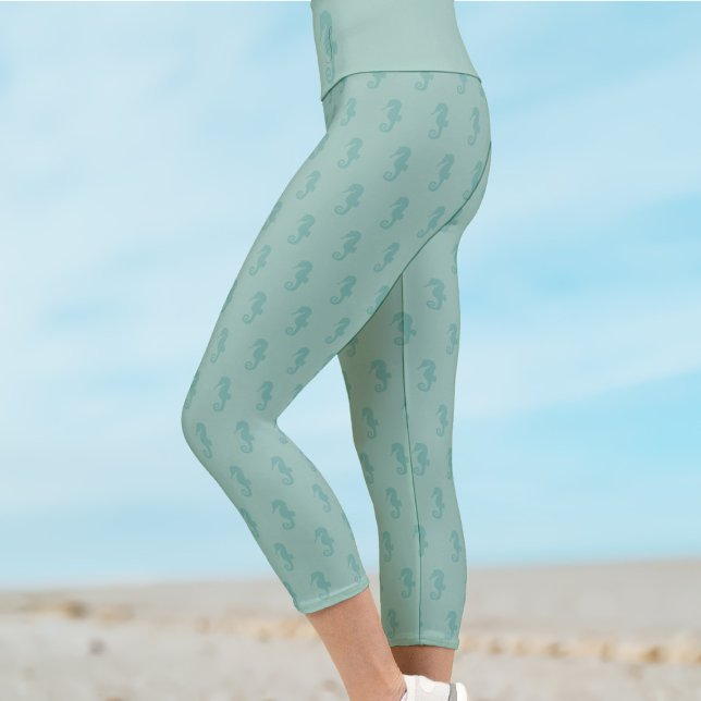 Niedliches Seepferd Monogram Sea Green Capri Leggi Leggings (Sea green seahorse pattern capri leggings with space for your initial)