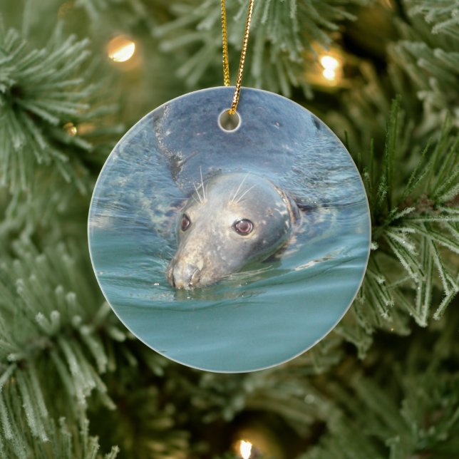 Niedliches Siegel schwimmen im Ozean Weihnachten K Keramik Ornament (Baum)