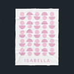 Niedliches skandinavisches Kunstmuster in Rosa, Na Fleecedecke<br><div class="desc">Dieses niedliche skandinavische Grafikdesign zeichnet sich durch lustige Formen in hübschen Rosa- und Violetttönen aus,  die mit dem Namen oder dem Wortlaut Ihrer Wahl personalisiert sind.</div>