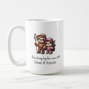 Niedliches Sloth Couple Adventing Together seit Kaffeetasse