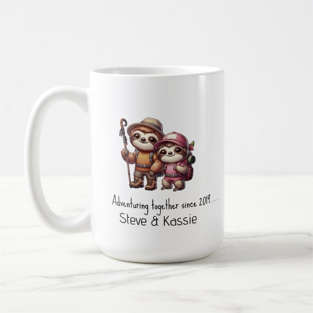 Niedliches Sloth Couple Adventing Together seit Kaffeetasse (Links)