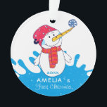 Niedliches Snowman Baby Ornament<br><div class="desc">Niedliches Snowman Baby's First Christmas Ornament. Niedlich lächelnder Schneemann mit einer Schneeflocke auf der Nase. Der Hintergrund ist eine blaue Farbspritze mit weißen Schneeflocken. Einfach personalisieren mit Ihrem Namen und Geburtsjahr.</div>
