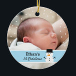 Niedliches Snowman Baby's First Christmas Foto Keramik Ornament<br><div class="desc">Ein niedliches personalisiertes Foto-Ornament zum Feiern der ersten Weihnachtsfeier Ihres Babys. Es kommt ein winziger Schneemann mit fallender Schneebauer. Personalisieren Sie den Namen Ihres Babys in der bereitgestellten Textvorlage.</div>