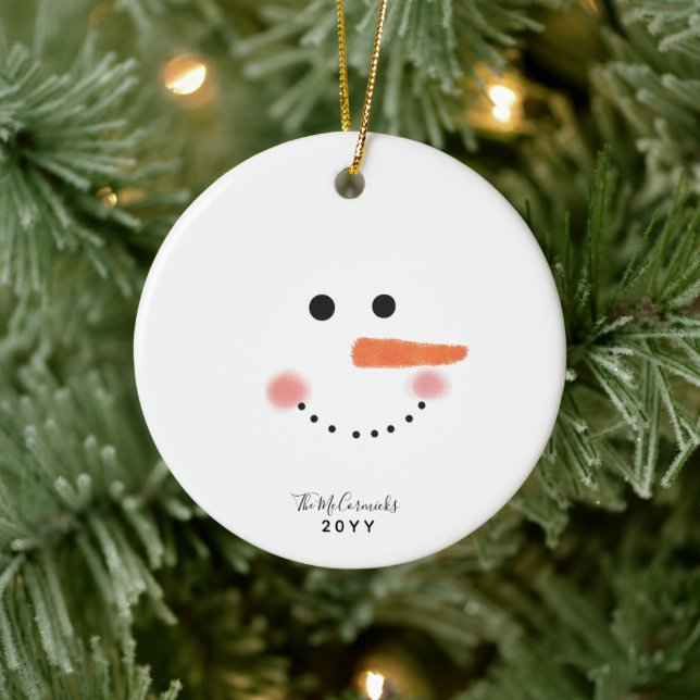 Niedliches Snowman Face Script Personalisiertes Ja Keramik Ornament (Baum)
