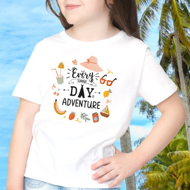 Niedliches Sommerabenteuerangebot Farbige Kinder T-Shirt (In Context, Girl at the beach)