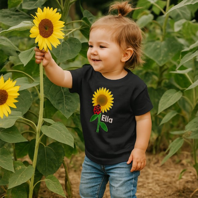 Niedliches Sonnenblumen-Baby (Name hinzufügen) Fin Baby T-shirt (A darling sunflower tee for toddler girl . Personalize with name )