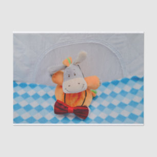 Niedliches Spielzeug mit roter Krawatte Seidenpapier