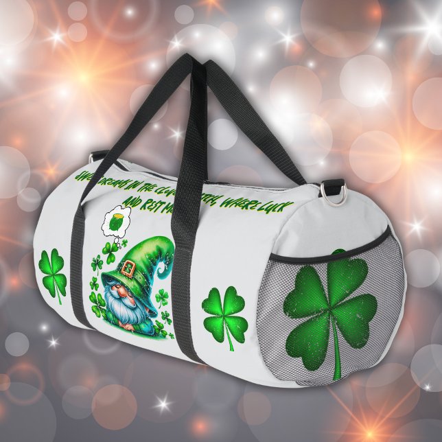 Niedliches St Patrick's Gnome Schlafen auf grau | Duffle Bag (Von Creator hochgeladen)