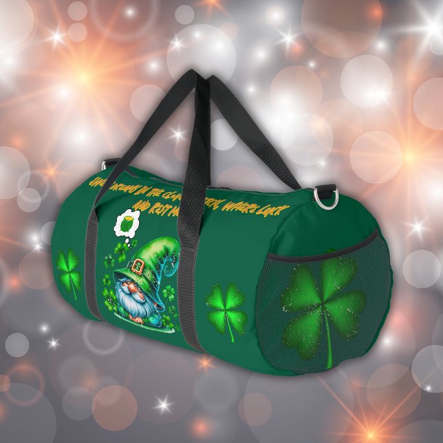 Niedliches St Patrick's Gnome Schlafen auf Jäger g Duffle Bag (Von Creator hochgeladen)