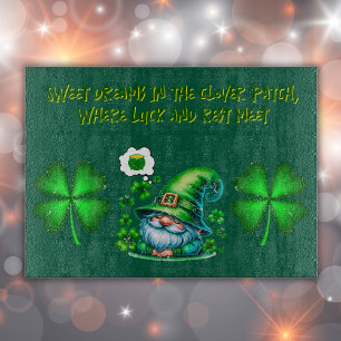 Niedliches St Patrick's Gnome Schlafen auf Jäger g Schneidebrett
