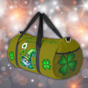 Niedliches St Patrick's Gnome Schlafen auf Oliven  Duffle Bag