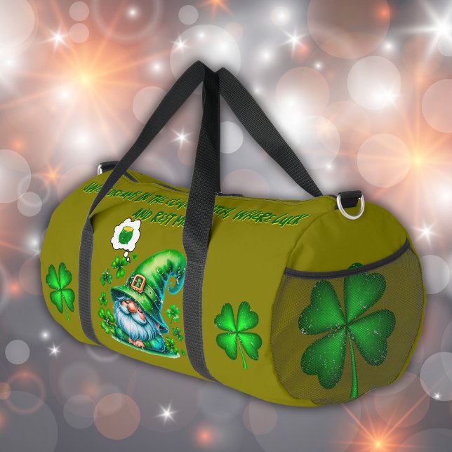 Niedliches St Patrick's Gnome Schlafen auf Oliven  Duffle Bag (Von Creator hochgeladen)