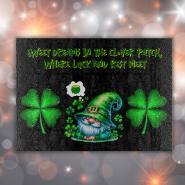 Niedliches St Patrick's Gnome Schlafen auf schwarz Schneidebrett