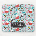 Niedliches Sushi-Muster Mousepad<br><div class="desc">Kawaii japanisches Sushi-Muster auf blauem Hintergrund schmückt dieses Mousepad.  Die Muster sind Sushi,  Reisschale,  Sojasoße,  Stäbchen und vieles mehr. Ein lustiges Muster für Sushi-Liebhaber. Entworfen für Sie von BlackBerry Boulevard.</div>