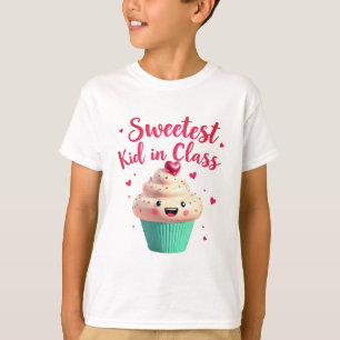 Niedliches süßestes Kind im T-Shirt der Schule