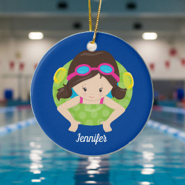 Niedliches Swim Team Girl Blue Monogram Kinder Wei Keramik Ornament