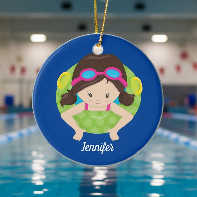 Niedliches Swim Team Girl Blue Monogram Kinder Wei Keramik Ornament (Von Creator hochgeladen)