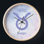 Niedliches Taurus Astrologie Signieren Personalisi Uhr<br><div class="desc">Diese hübsche,  personalisierte lila und Lavendel Taurus Uhr zeigt Ihr astrologisches Zeichen aus dem Zodiac in einem schönen Funkeln wie die Sternbilder. Passen Sie dieses niedliche Astrologie-Symbol mit Ihrem Namen in einem wunderschönen kursiven Skript für jemanden mit einem Ende April oder Anfang Mai Geburtstag.</div>