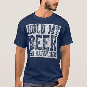 Niedliches Trinkgeschenk hält mein Bier fest und s T-Shirt