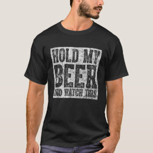 Niedliches Trinkgeschenk hält mein Bier fest und s T-Shirt