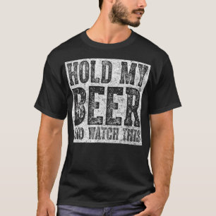 Niedliches Trinkgeschenk hält mein Bier fest und s T-Shirt