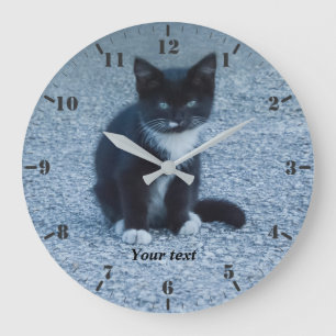 Niedliches Tuxedo Kitten personalisieren Große Wanduhr