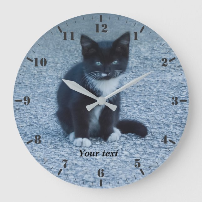 Niedliches Tuxedo Kitten personalisieren Große Wanduhr (Vorderseite)
