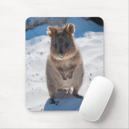 Niedliches und glückliches Quokka auf dem Strand v Mousepad