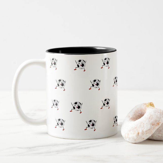 Niedliches und originelles Fußballdesign Zweifarbige Tasse (Mit Donut)