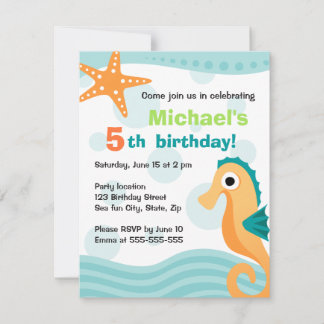 Niedliches und unterhaltsames Seepferd unter dem M Einladung