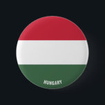Niedliches Ungarnflagge Patriotisch Button<br><div class="desc">Niedlicher ungarischer Flaggenknopf mit der ungarischen Flagge,  die auf dem Knopf gedruckt wurde. Der Name des Landes ist in das Design am unteren Rand des Bildes eingebunden. Der Text kann mit der Funktion "Anpassen!" vollständig angepasst werden. Dieser schöne Ungarnbutton ist das stilvolle Geschenk für jeden Anlass. © LnderOfTheWorld</div>