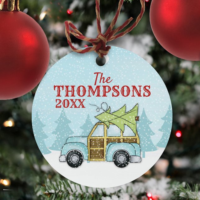 Niedliches Weihnachtsfamilienfahrzeug Personalisie Ornament Aus Metall (Winter blue car with Christmas tree with falling snow simple circle ceramic ornament. )