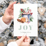 Niedliches Weihnachtsgebäck Süßigkeiten Urlaub Pos Feiertagspostkarte<br><div class="desc">Diese gemütliche Postkarte bietet eine Aquarellillustrierung traditioneller Weihnachtsgeburten-Leckereien, darunter eine Tasse heiße Schokolade, ein Bonbons, eine Orange, ein Zimtbällchen und ein mattiert sternförmiges Cookie, das mit heiligen Blätter und Beeren verziert ist. Das Wort "JOY" erscheint in großen, blass-grünen Serifenbriefen, die sich mit dem Grün abstimmen. Fügen Sie den Namen Ihrer...</div>