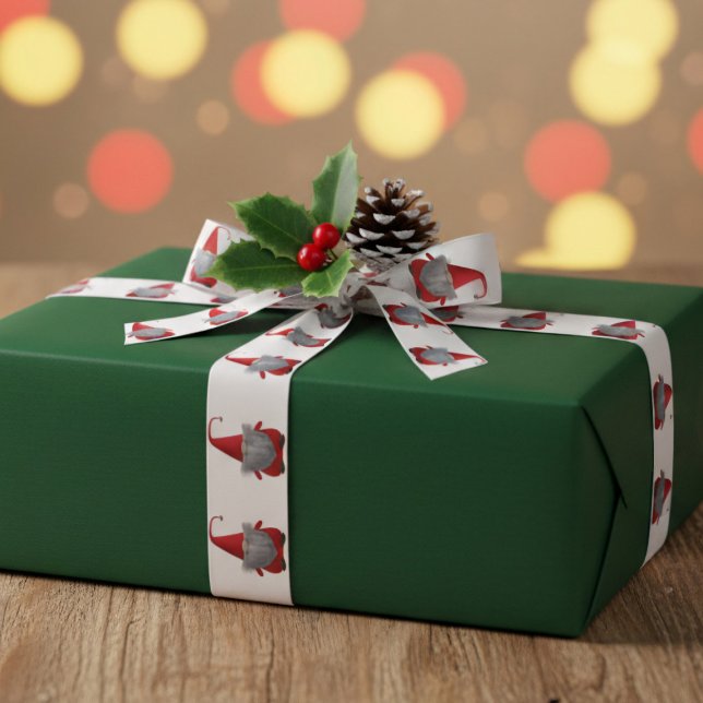 Niedliches Weihnachtsgeschenk Satinband (Fun and festive ribbon with an army of Christmas gnomes waiting to help you wrap gifts)