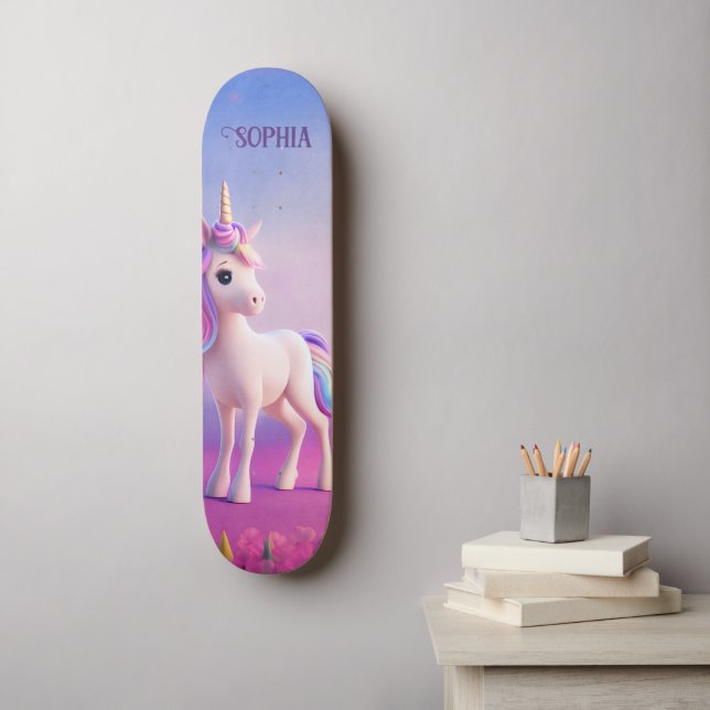 Niedliches weißes Einhorn mit rosa und blauem Mane Skateboard (Wandkunst)