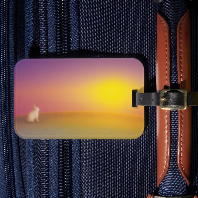 Niedliches Weißes Kaninchen auf Grassy Hill bei So Gepäckanhänger (Vorderseite Insitu 4)