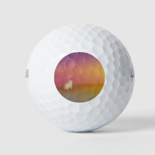 Niedliches Weißes Kaninchen auf Grassy Hill bei So Golfball