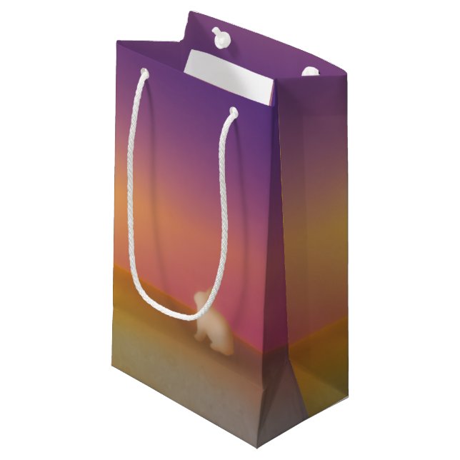 Niedliches Weißes Kaninchen auf Grassy Hill bei So Kleine Geschenktüte (Vorderseite Schrägansicht)