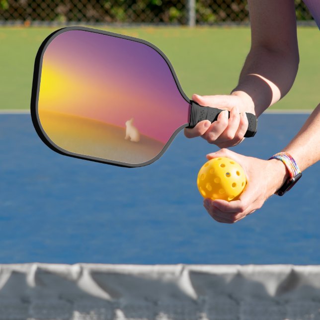 Niedliches Weißes Kaninchen auf Grassy Hill bei So Pickleball Schläger (InSitu)