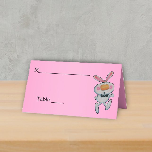 Niedliches Weißes Kaninchen wirbelt die Krawatte a Platzkarte (cute white bunny bow tie thumbs up sign on hot pink table standing place card.)