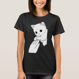 Niedliches weißes Kätzchen spielt mit Hand Frauen T-Shirt