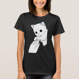 Niedliches weißes Kätzchen spielt mit Hand Frauen T-Shirt